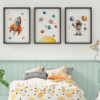 gezegenler-3lü-set-mockup-02-1x1-yakın Uzay Konseptli 3'lü Set - Gezegenler, Astronot - Doğal Ahşap Çerçeveli, Bebek ve Çocuk Odası Tablo Seti