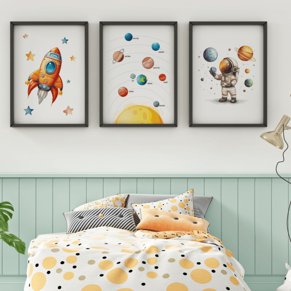 gezegenler-3lü-set-mockup-02-1x1-yakın Uzay Konseptli 3'lü Set - Gezegenler, Astronot - Doğal Ahşap Çerçeveli, Bebek ve Çocuk Odası Tablo Seti