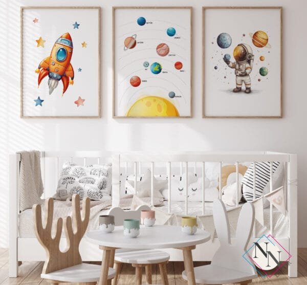 gezegenler-astronotlu-3lü-set-mockup Uzay Konseptli 3'lü Set - Gezegenler, Astronot - Doğal Ahşap Çerçeveli, Bebek ve Çocuk Odası Tablo Seti