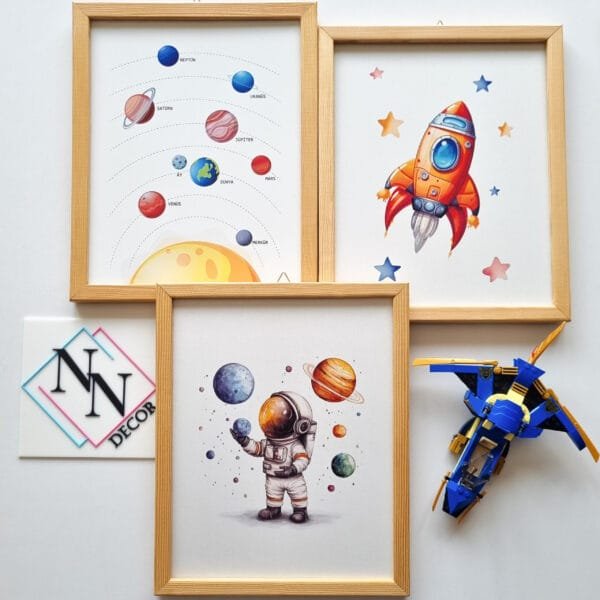 gezegenler-astronotlu-3lü-set Uzay Konseptli 3'lü Set - Gezegenler, Astronot - Doğal Ahşap Çerçeveli, Bebek ve Çocuk Odası Tablo Seti