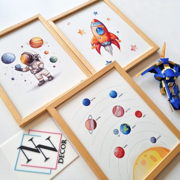 gezegenler-astronotlu-3lü-set-yatay Uzay Konseptli 3'lü Set - Gezegenler, Astronot - Doğal Ahşap Çerçeveli, Bebek ve Çocuk Odası Tablo Seti