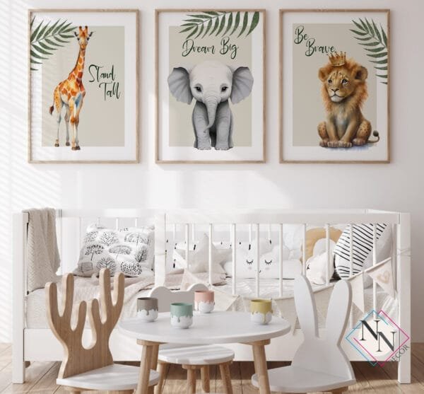 safari-3lü-mockup-naturel Safari - Aslan, Zürafa ve Fil 3’lü Set- v01 - Doğal Ahşap Çerçeveli, Bebek ve Çocuk Odası Tablo Seti