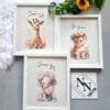 safari-3lü-set-çiçekli-beyaz Safari - Aslan, Zürafa ve Fil 3’lü Set- v02 - Doğal Ahşap Çerçeveli, Bebek ve Çocuk Odası Tablo Seti