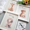 safari-3lü-set-çiçekli-beyaz-yatay Safari - Aslan, Zürafa ve Fil 3’lü Set- v02 - Doğal Ahşap Çerçeveli, Bebek ve Çocuk Odası Tablo Seti