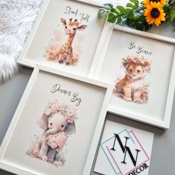 safari-3lü-set-çiçekli-beyaz-yatay Safari - Aslan, Zürafa ve Fil 3’lü Set- v02 - Doğal Ahşap Çerçeveli, Bebek ve Çocuk Odası Tablo Seti