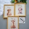 safari-3lü-set-çiçekli-naturel Safari - Aslan, Zürafa ve Fil 3’lü Set- v02 - Doğal Ahşap Çerçeveli, Bebek ve Çocuk Odası Tablo Seti