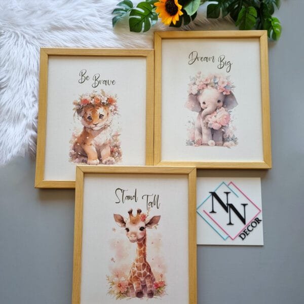 safari-3lü-set-çiçekli-naturel Safari - Aslan, Zürafa ve Fil 3’lü Set- v02 - Doğal Ahşap Çerçeveli, Bebek ve Çocuk Odası Tablo Seti