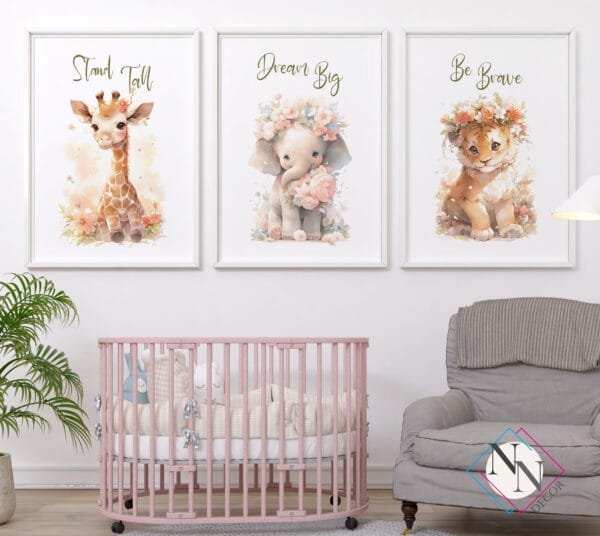 safari-çiçekli-3lü-set-beyaz-mockup Safari - Aslan, Zürafa ve Fil 3’lü Set- v02 - Doğal Ahşap Çerçeveli, Bebek ve Çocuk Odası Tablo Seti