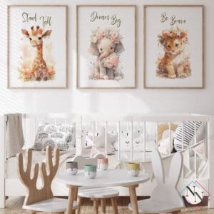 safari-çiçekli-3lü-set-naturel-mockup Safari - Aslan, Zürafa ve Fil 3’lü Set- v02 - Doğal Ahşap Çerçeveli, Bebek ve Çocuk Odası Tablo Seti