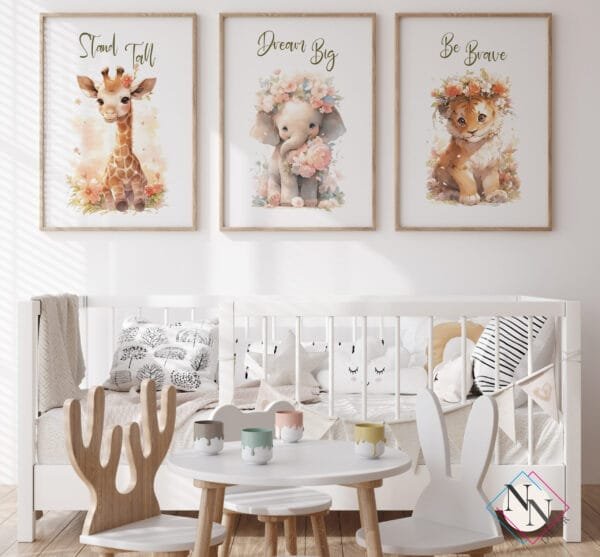 safari-çiçekli-3lü-set-naturel-mockup Safari - Aslan, Zürafa ve Fil 3’lü Set- v02 - Doğal Ahşap Çerçeveli, Bebek ve Çocuk Odası Tablo Seti