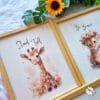 safari-zürafa-naturel Safari - Aslan, Zürafa ve Fil 3’lü Set- v02 - Doğal Ahşap Çerçeveli, Bebek ve Çocuk Odası Tablo Seti