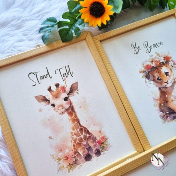 safari-zürafa-naturel Safari - Aslan, Zürafa ve Fil 3’lü Set- v02 - Doğal Ahşap Çerçeveli, Bebek ve Çocuk Odası Tablo Seti