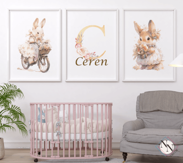 tavşanlar-3lü-set-mockup-01 İsme Özel Tavşan Figürlü 3'lü Set - Doğal Ahşap Çerçeveli, Kız Bebek ve Çocuk Odası Tablosu