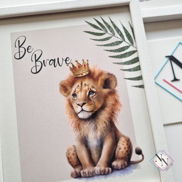 yapraklı-aslan-beyaz Safari - Aslan, Zürafa ve Fil 3’lü Set- v01 - Doğal Ahşap Çerçeveli, Bebek ve Çocuk Odası Tablo Seti