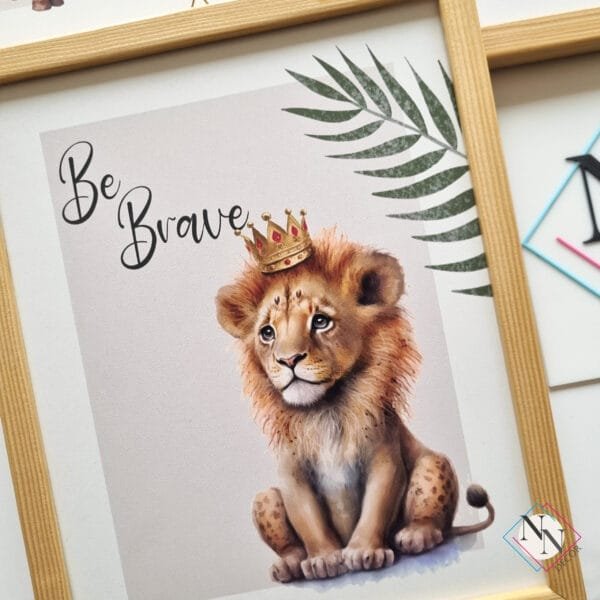 yapraklı-aslan-naturel Safari - Aslan, Zürafa ve Fil 3’lü Set- v01 - Doğal Ahşap Çerçeveli, Bebek ve Çocuk Odası Tablo Seti