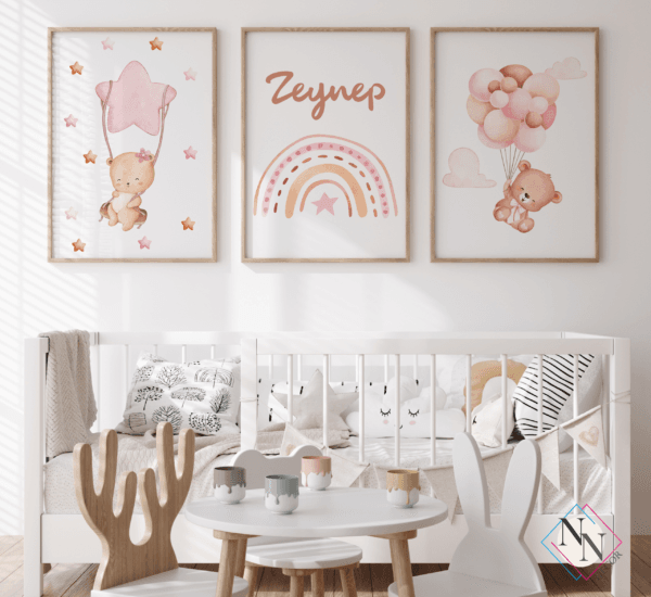 oyuncak-ayı-set-isimli-kız-mockup İsme Özel Oyuncak Ayı ve Gökyüzü Temalı 3'lü Set - Doğal Ahşap Çerçeveli, Kız Bebek ve Çocuk Odası