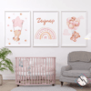 oyuncak-ayı-set-isimli-kız-mockup-beyaz İsme Özel Oyuncak Ayı ve Gökyüzü Temalı 3'lü Set - Doğal Ahşap Çerçeveli, Kız Bebek ve Çocuk Odası